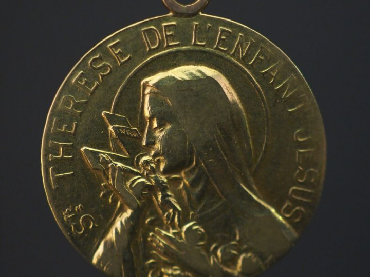 Médaille religieuse en or jaune, figurant Sainte Thérèse de Lisieux. D