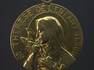 Vente aux enchères Médaille religieuse en or jaune, figurant Sainte Thérèse de Lisieux. D
