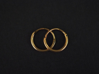 Vente aux enchères Paire de petites créoles en or jaune. Diam. 1 cm Poids. 0,83 g