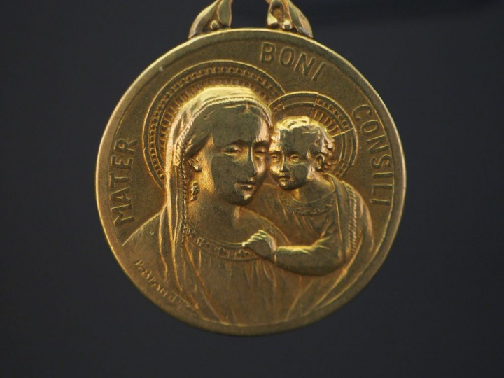 Médaille religieuse en or jaune, figurant Notre Dame du Bon Conseil te