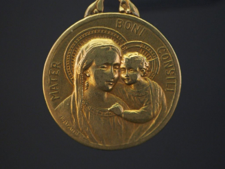 Vente aux enchères Médaille religieuse en or jaune, figurant Notre Dame du Bon Conseil te