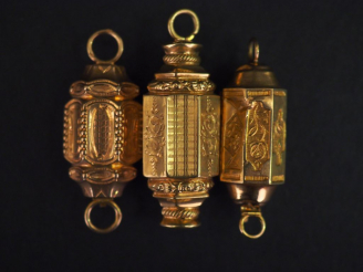 Vente aux enchères Ensemble comprenant trois différents fermoir Napoléon III en or jaune.