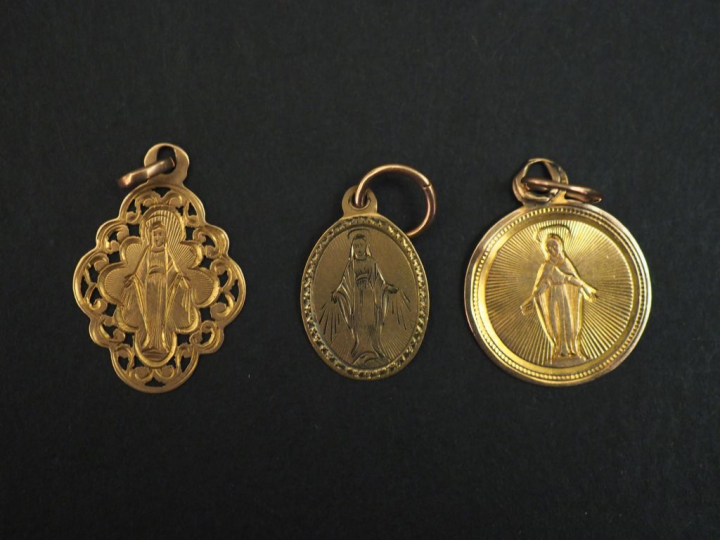 Ensemble comprenant trois différentes médailles religieuses en or jaun