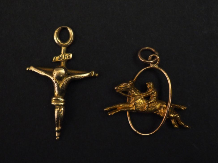 Ensemble comprenant :  -	un pendentif en forme de crucifix en or jaune