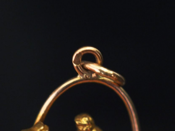 Ensemble comprenant :  -	un pendentif en forme de crucifix en or jaune