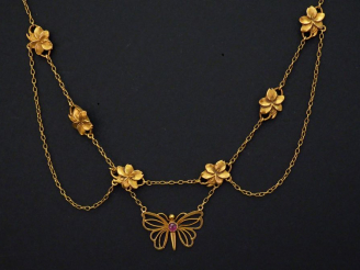 Vente aux enchères Collier draperie en or jaune, à décor de maillons en forme de fleurs e