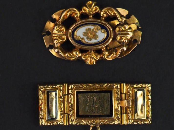 Ensemble comprenant :  - un fermoir Napoléon III en or jaune et émail 