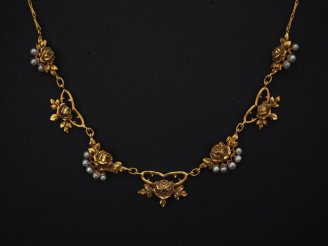 Vente aux enchères Collier articulé en or jaune, à orné en son centre de maillons à décor