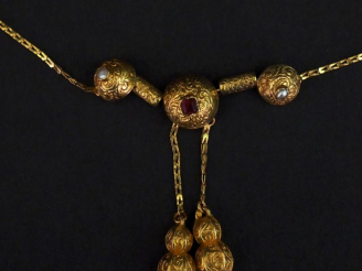 Vente aux enchères Collier Napoléon III en or jaune, maille plate, à décor en son centre 