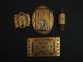 Vente aux enchères Ensemble comprenant quatre différents fermoirs Napoléon III en or jaun