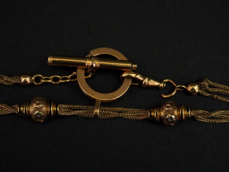 Vente aux enchères Giletière Napoléon III en or jaune rehaussé d'émail noir, à décor de f
