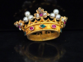 Vente aux enchères Pendentif en or jaune en forme de couronne, serti de petites perles bl