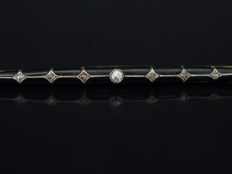 Vente aux enchères Broche barrette Napoléon III en or jaune, émail noir et diamants taill