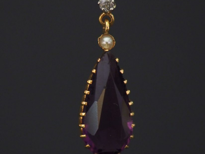 Pendentif Napoléon III en or jaune, serti d'une améthyste en forme de 