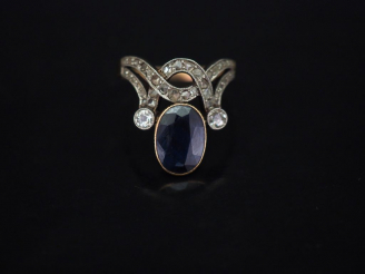 Vente aux enchères Bague XIXème de forme stylisée en or jaune, sertie d'un saphir, de deu