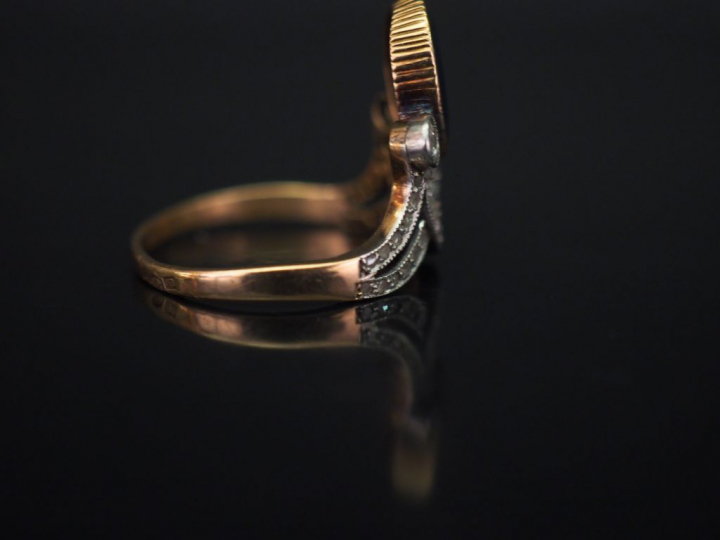 Bague XIXème de forme stylisée en or jaune, sertie d'un saphir, de deu