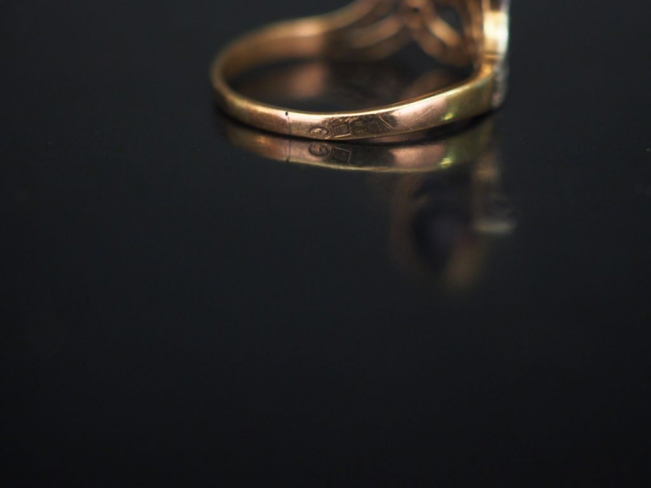 Bague XIXème de forme stylisée en or jaune, sertie d'un saphir, de deu