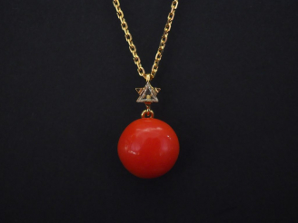 Vente aux enchères Collier en or jaune, maille forçat, à décor d'un pendentif serti de co