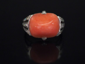 Vente aux enchères Bague de style Art déco en or blanc, sertie en son centre d'un corail 