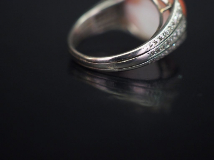 Bague de style Art déco en or blanc, sertie en son centre d'un corail 