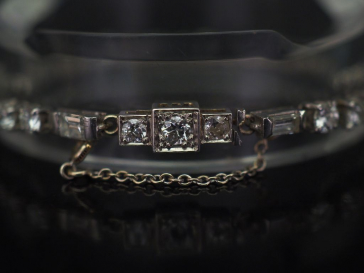 Bracelet articulé en or blanc, serti de diamants taille ancienne et de