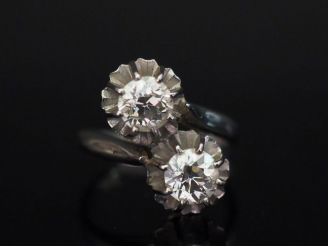 Vente aux enchères Bague dite "Toi   Moi" en platine et or blanc, sertie de deux diamants