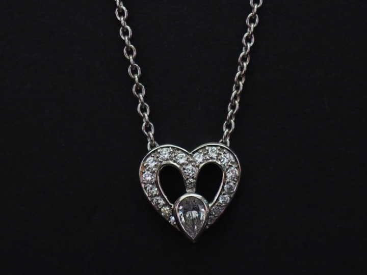 Pendentif et sa chaine en or blanc, en forme de cœur serti de petits d