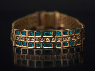 Vente aux enchères Bracelet articulé en or jaune, maille plate tressée, à décor en son ce