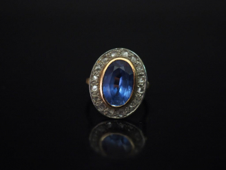 Vente aux enchères Bague de forme marguerite en or jaune, sertie en son centre d’un saphi