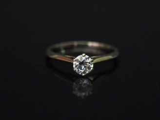 Vente aux enchères Bague solitaire en or blanc, sertie en son centre d’un diamant taille 