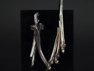Vente aux enchères 	Xavier CORBERO (attribué à) Parure en argent, comprenant :  - un coll