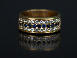 Vente aux enchères Bague jonc en or jaune, sertie d’une ligne de onze petits saphirs ento