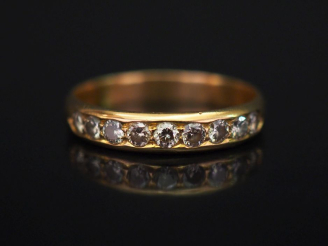 Vente aux enchères Demi-alliance en or jaune, sertie d’une ligne de neuf petits diamants.