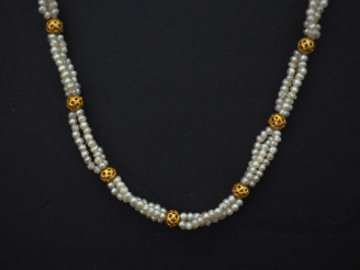 Vente aux enchères Collier ras-de-cou en composé de trois rangs de perles alternés de pet