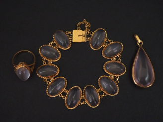 Vente aux enchères Parure trois pièces en or jaune et pierre dure rosé. Comprenant :  - u