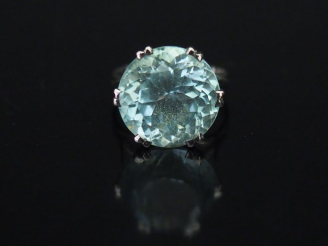 Vente aux enchères Bague en or blanc, sertie en son centre d’un quartz bleu. TDD. 53 1/2 