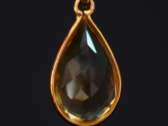 Vente aux enchères Pendentif en forme de goutte en or jaune, serti en son centre d'un qua