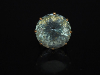 Vente aux enchères Importante bague en or jaune, sertie en son centre d’un quartz bleu. T