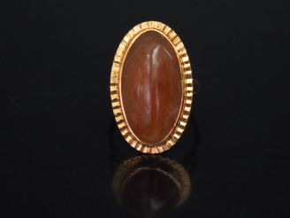Vente aux enchères Bague en or jaune de forme ovale, sertie en son centre d'une pierre du