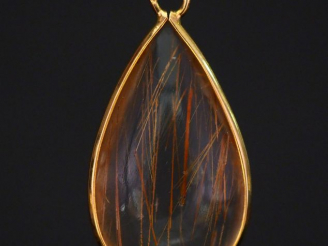 Vente aux enchères Pendentif en forme de goutte en or jaune, serti d'une pierre dure (?).
