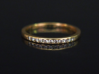 Vente aux enchères Demi-alliance américaine en or jaune, sertie de petits diamants. TDD. 