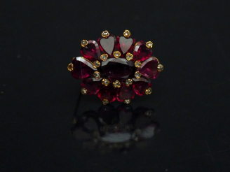Vente aux enchères Broche en or jaune, sertie d’améthystes en forme de coeur entourant un