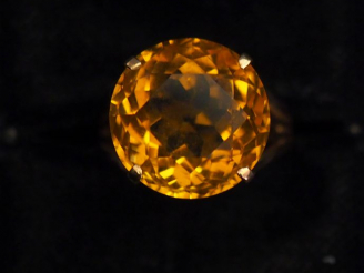 Vente aux enchères Bague en or jaune, sertie en son centre d'un quartz. Jolie monture ajo