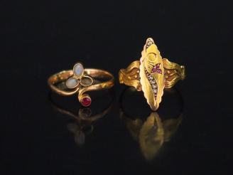 Vente aux enchères Ensemble comprenant :  -	une bague en or jaune, sertie de petits éclat