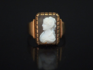 Vente aux enchères Bague Napoléon III en or jaune, sertie en son centre d’un camée figura