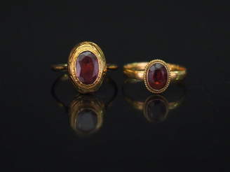 Vente aux enchères Ensemble comprenant :  - une bague Napoléon III en or jaune, ornée en 