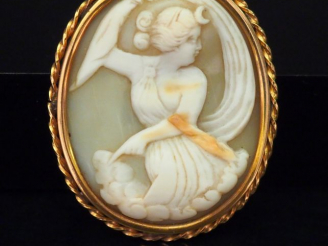 Vente aux enchères Broche ovale en or jaune, sertie d’un camée figurant Diane chasseresse