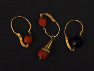 Vente aux enchères Paire de perce-oreilles Napoléon III en or jaune et perles de corail d