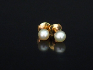 Vente aux enchères Paire de puces d'oreilles en or jaune, serties d'une perle blanche bar