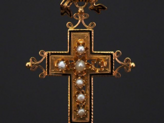 Vente aux enchères Pendentif Napoléon III en forme de croix en or jaune, émail noir et pe